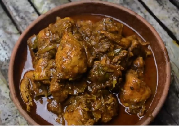 Sri Lankan chicken curry served in a bowl with rich spicy gravy