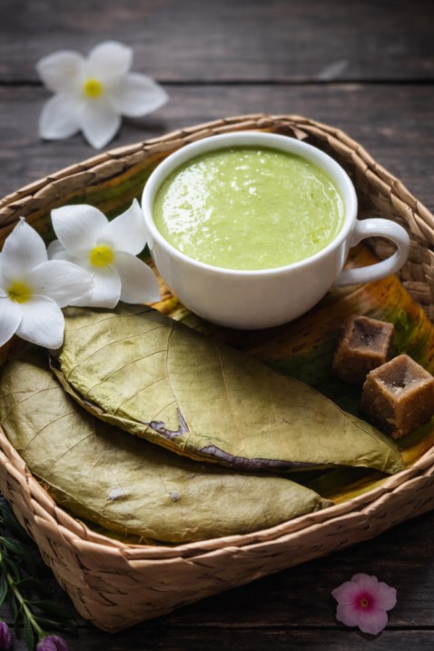 blue fenugreek leaves porridge Sri Lankan herbal kenda in a cup